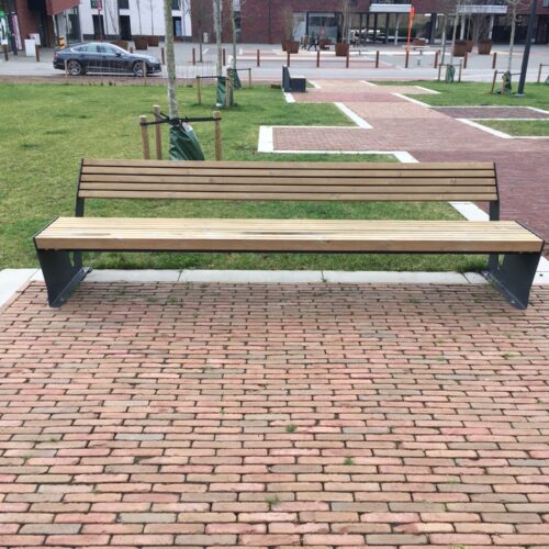 Parkbank model Vega 11 De design parkbank Vega combineert elegantie en comfort met hoogwaardige materialen zoals tropisch hardhout en gepoedercoat staal.