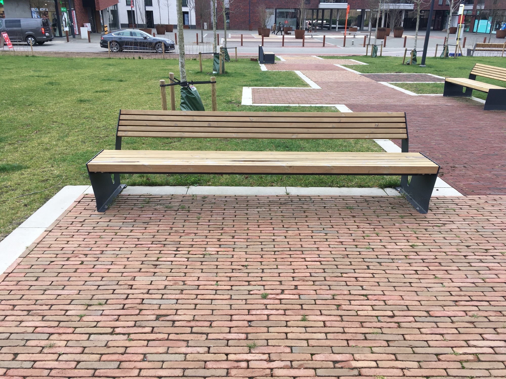 Parkbank model Vega 5 De design parkbank Vega combineert elegantie en comfort met hoogwaardige materialen zoals tropisch hardhout en gepoedercoat staal.