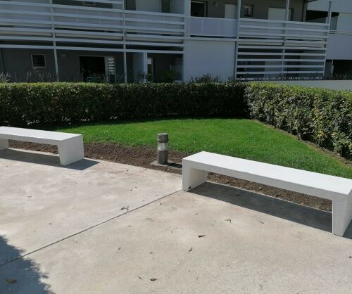 Minimalistische betonnen U bank kleur wit