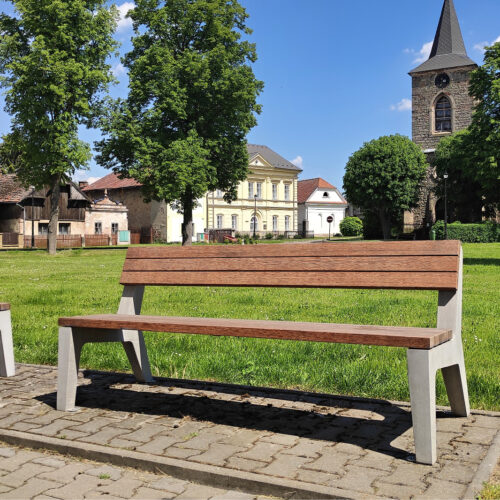 Parkbank met betonnen zijsteunen en zitting en rugleuning hout