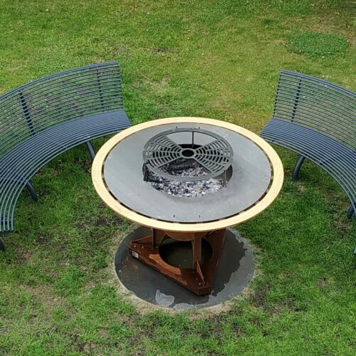 Parkbank Rest gebogen 71 Deze parkanken hebben we bij een particulier in de tuin geplaatst om een tafel heen als zitgroep.