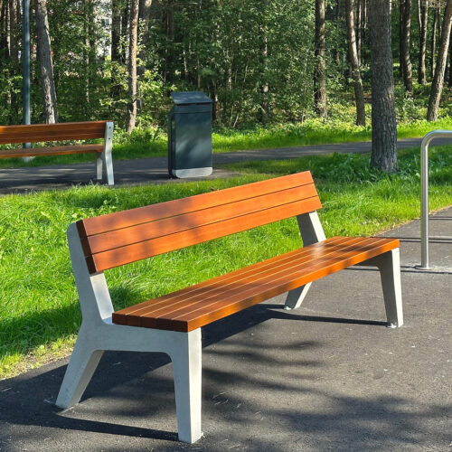 Parkbank Betla 10 Parkbank Betla met betonnen zijsteunen en houten zitting