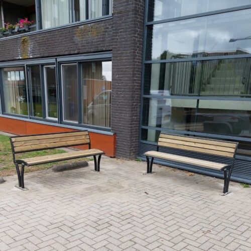 Parkbank Tauri Wood 38 Ook deze 2 staan in Hulst. Parkbank Tauri Wood, de voordelige oplossing voor buiten. Fraai om te zien.