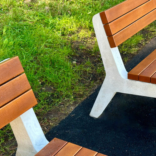 Parkbank Betla 12 Parkbank Betla met rugleuning uitgevoerd in beton en hout
