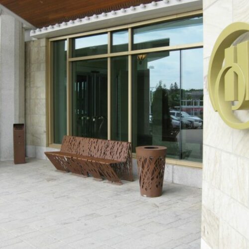 Design parkbank model Cross 9 Parkbank Cross met 2 buitenafvalbakken model Cross, een geweldig fraaie combinatie.
