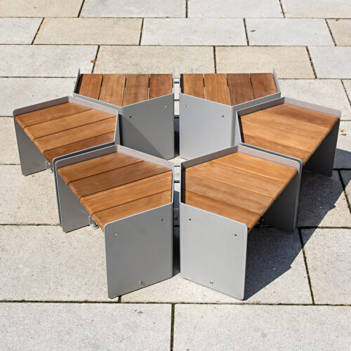 Dankzij de stevige stalen constructie, afgewerkt met een hoogwaardige poedercoating in diverse RAL-kleuren, is deze zitbank perfect bestand tegen alle weersomstandigheden en jarenlang onderhoudsarm te gebruiken.