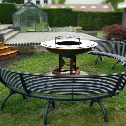 Parkbank Rest gebogen 70 Onze design parkbanken model Rest gebogen in een particuliere tuin om een vuurtafel geplaatst.