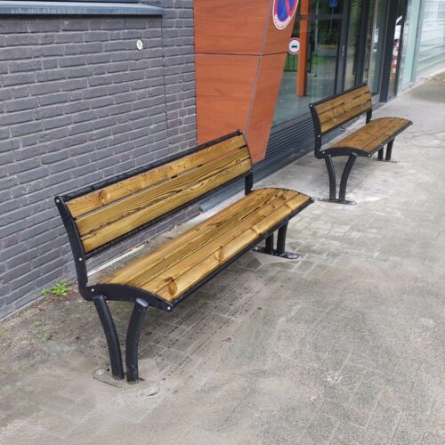 Parkbank Tauri Wood 36 Elk detail van deze parkbank, van de Noors grenen zitting met vijf stevige latten tot de gepoedercoate staalstructuur, is ontworpen met oog voor gebruiksgemak, onderhoudsgemak en visuele harmonie.