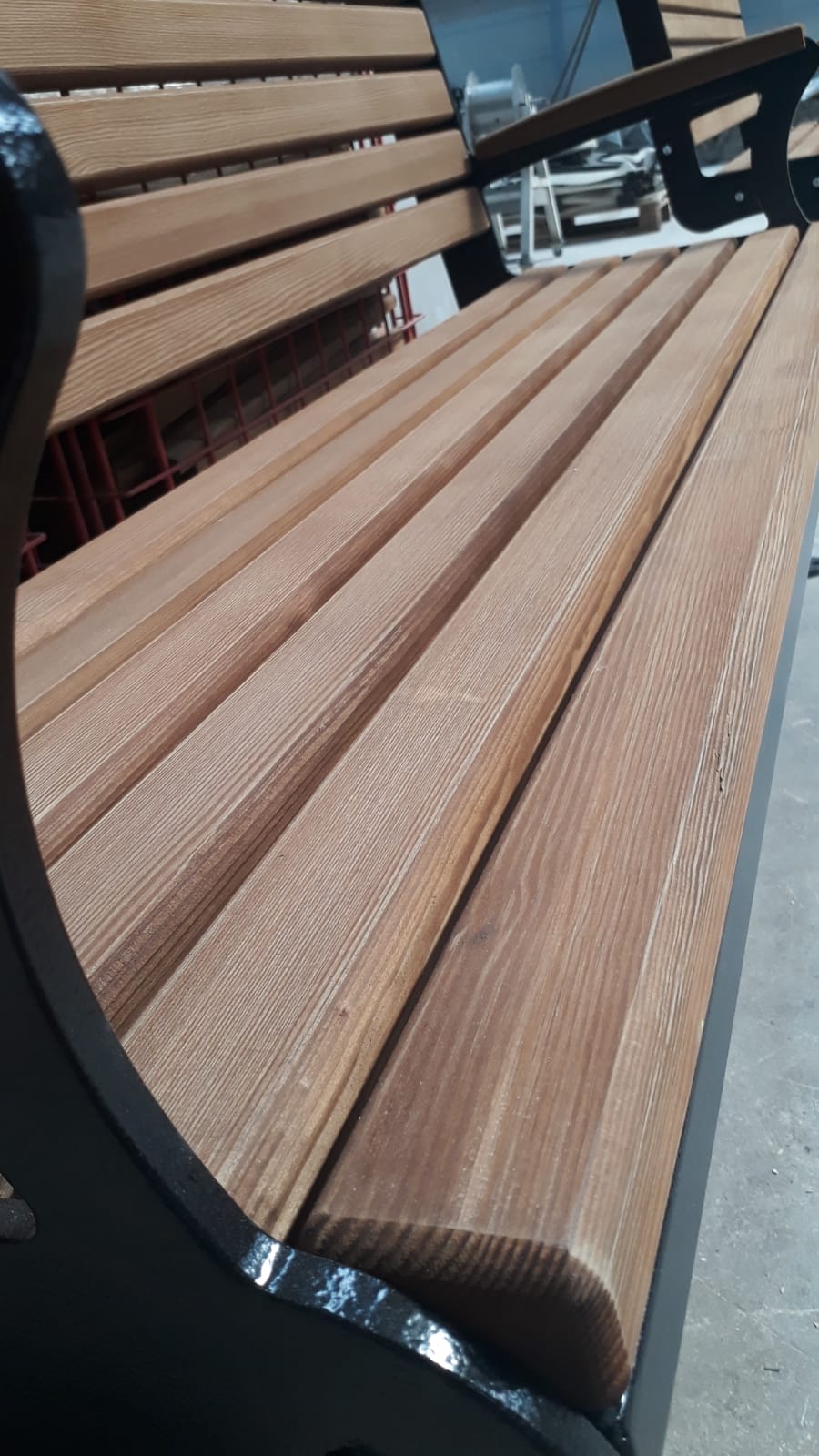 Parkbank Sincan 4 Zitplanken van geïmpregneerd Noors grenen, een lichte kleur hout met matig tot fijne houtnerf. Topkwaliteit.