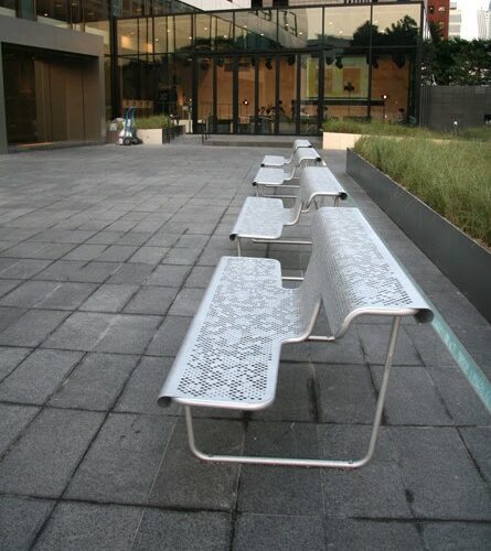 Parkbank De dichter 18 Elegantie ten top, de Zwitserse parkbanken van SKWshop, hier in het "zilver" uitgevoerd