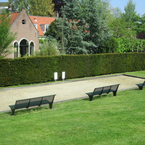 Parkbank Athene 35 Drie van deze parkbanken op een rij in Kennemeroord. Parkbanken model Athene in ral 6009 gecoat.