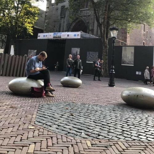 Betonnen zitelementen. De reuzen Smartie 41 Op het Domplein in Utrecht. Onze betonnen zit-elementen in Smartie-vorm. Hiermee wordt ook direct een stukje veiligheid gecreëerd. Duurzaam en voordelig straat- stadsmeubilair