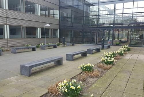 Beton banken 17 Onze betonbanken, een ideale oplossing voor scholen. Afgebeeld de grote betonbanken in antraciet.