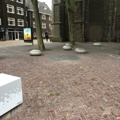 Betonnen zitelementen. De reuzen Smartie 56 Smarties. Hufterproof straatmeubilair en vrolijke blikvangers.