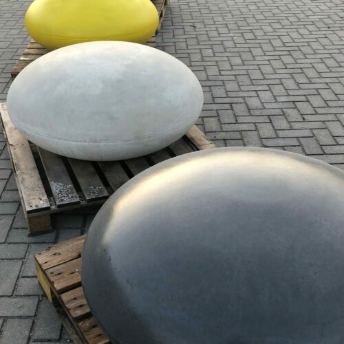 Betonnen zitelementen. De reuzen Smartie 67 Zitstenen van beton, ook wel smarties genoemd. Prachtig om te zien en vrijwel onderhoudsvrij.