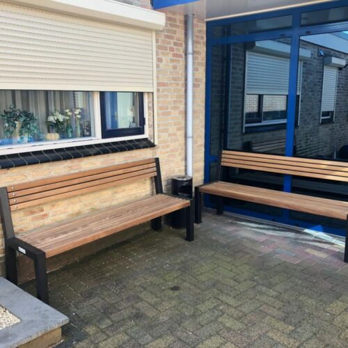 Parkbank met houten latten op een verzinkt stalen frame.