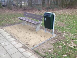 Onze buiten afvalbak Bima groen gecoat met onze parkbank model Classic. Duurzaam en ook nog eens voordelig straatmeublair