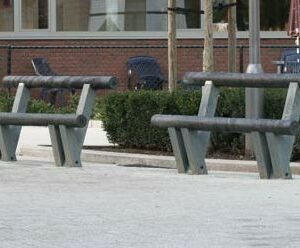 Moderne kunststof parkbanken op schoolplein voor jongeren