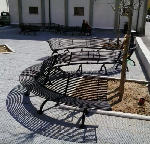 Gebogen design parkbanken met rugleuning. Staal zwart gecoat.,