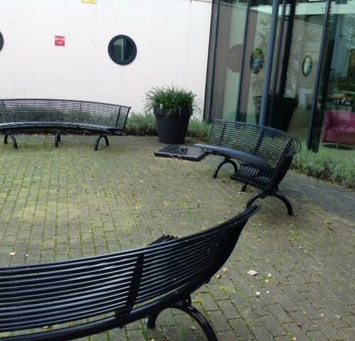 Parkbank Rest gebogen 54 Onze parkbanken uit deze lijn in Hoorn. Prachtig Italiaans design voor een scherpe prijs! Voor al onze parkbanken geldt, alleen geleverd of voor u geïnstalleerd.