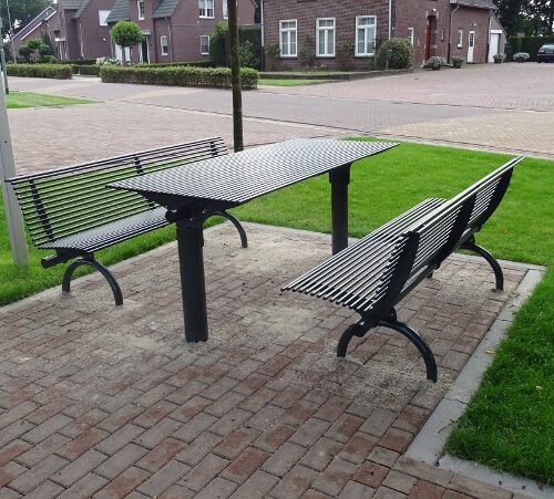 Parkbank Rest recht 25 Parkbanken model Rest met rugleuning en met bijpassende picknicktafel. In Veulen