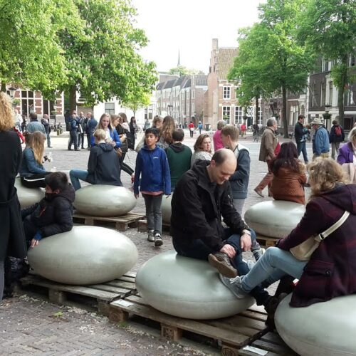 Betonnen zitelementen. De reuzen Smartie 52 Onze betonnen Smarties net geleverd op het Domplein in Utrecht