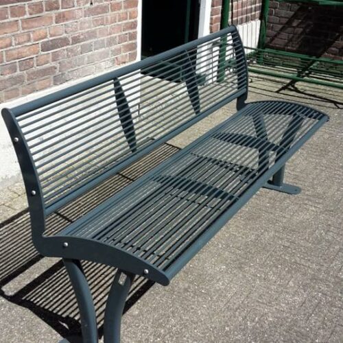 Parkbank Tauri Color 19 Onze parkbank Tauri met rugleuning in een fraaie antraciet kleur uitgevoerd. (ral 7016)