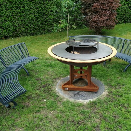 Parkbank Rest gebogen 72 Parkbank model Rest, in bijna iedere ral kleur leverbaar. Zowel een aanwinst voor de openbare ruimte als in uw (bedrijfs-) tuin.