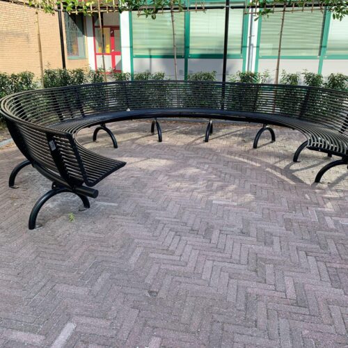 Parkbank Rest gebogen 82 Parkbanken model REST, prachtig design en onbeperkt schakelbaar. Ook deze zijn in het diepzwart gecoat.