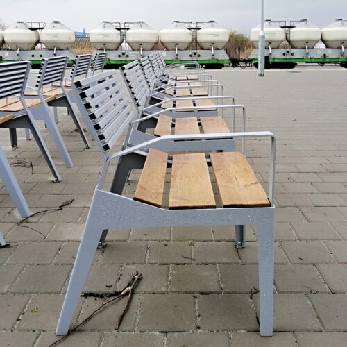 Parkbanken model Berga 14 Met parkbank Berga kiest u voor onderhoudsvriendelijk buitenmeubilair dat bestand is tegen intensief gebruik en verschillende weersomstandigheden.
