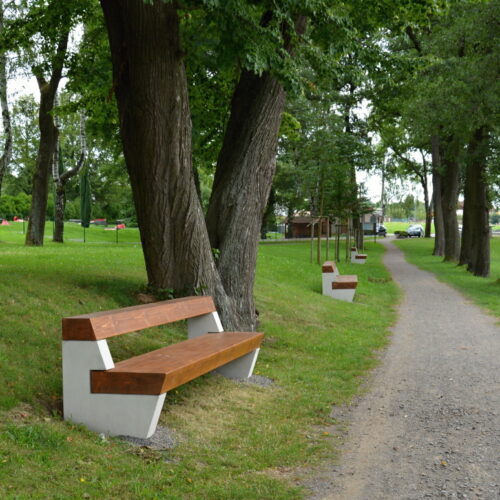 Parkbank model Robusta 14 Een praktisch onverwoestbare parkbank voor de openbare ruimtes. Door de moderne minimalistische en robuuste uitstraling past parkbank Robusta past perfect in bijna elke buitenruimte.
