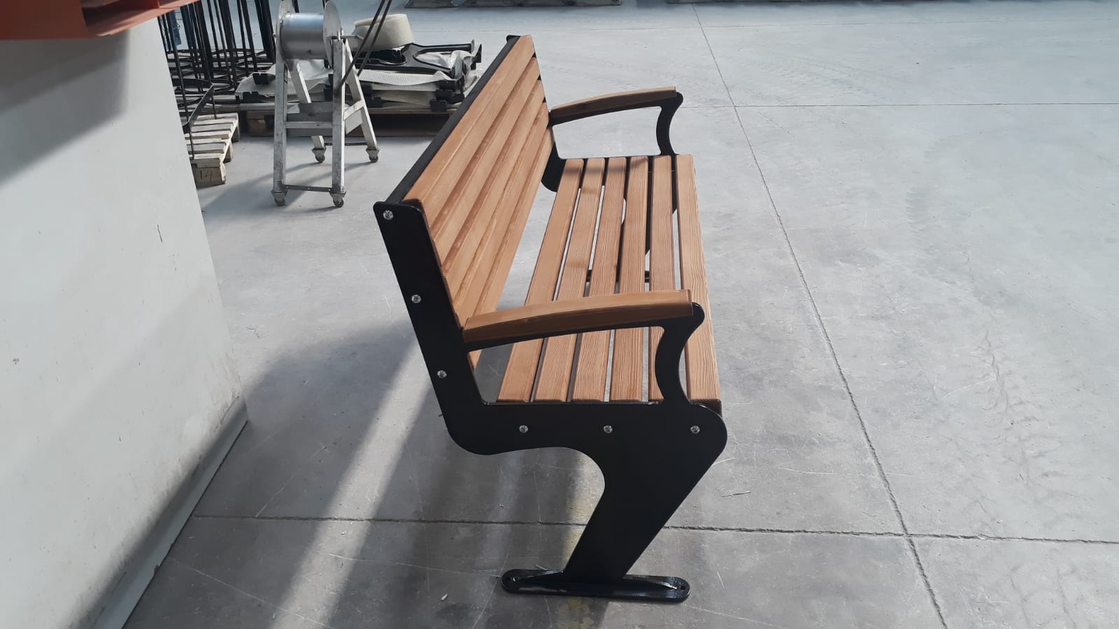 Parkbank Sincan 3 Zijaanzicht parkbank Sincan. Deze parkbanken worden op aanvraag geproduceerd.