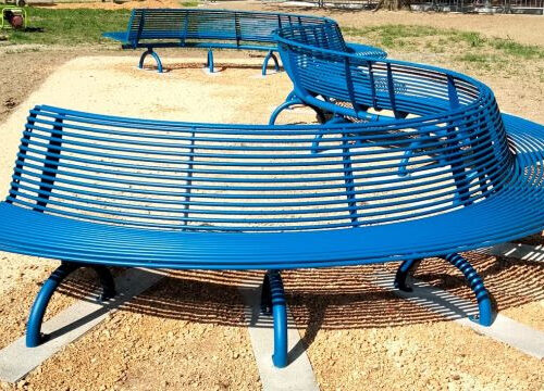 Parkbank Rest gebogen 83 Parkbanken model Rest gebogen kunnen onbeperkt geschakeld worden. Hier uitgevoerd als zogenaamde slag- c.q. slingerbank. DE parkbanken gecoat in blauw RAL 5010