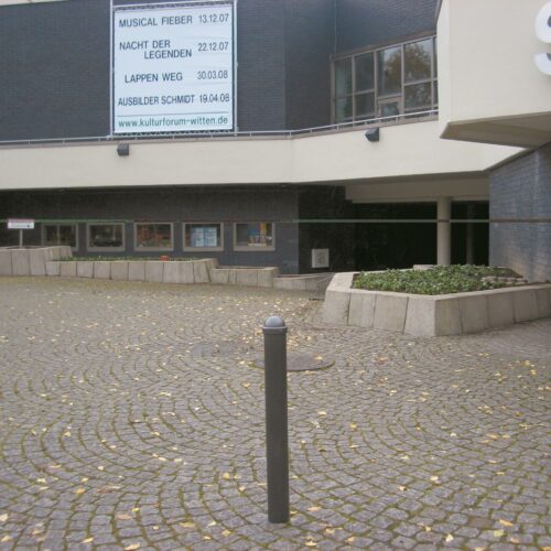 Parkeerpaal met halfronde bolkop in openbare ruimte