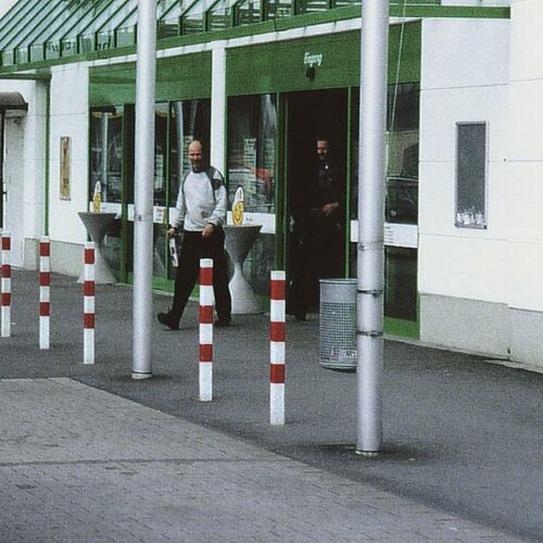 Vaste parkeerpalen 7-0x70mm wit -rood in openbare ruimte