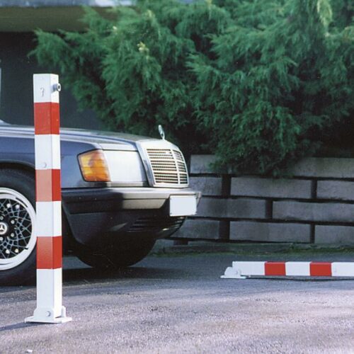 Neerklapbare parkeerpaal vierkant met driekantslot