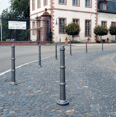 Rustieke anti parkeerpaal van aluminium met stalen kern geplaatst in openbare ruimte bij historische omgeving