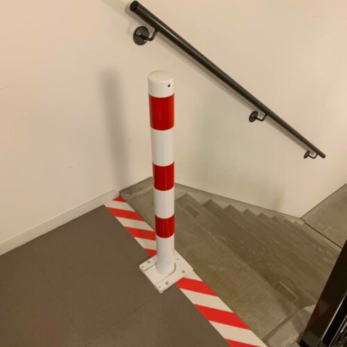 Wegneembare afzetpalen rond 76mm en 89mm 34 De rood-witte uitvoering van deze duurzame en voordelige afzetpalen
