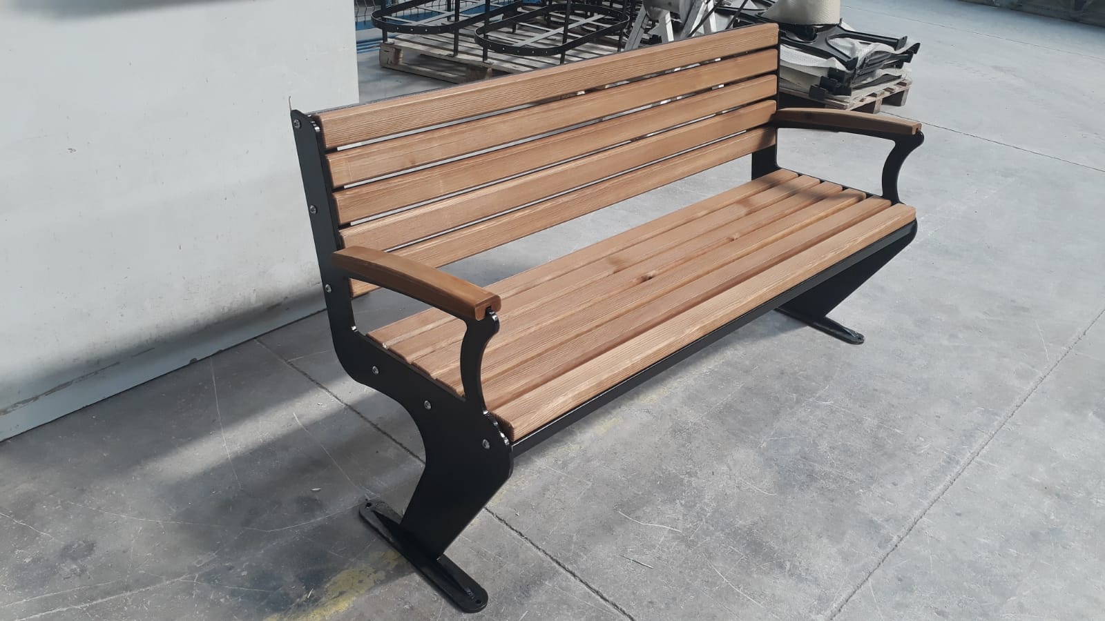 Parkbank Sincan 1 Parkbank met lasergesneden frame en afgewerkt met houten latten. Mooi parkmeubilair.