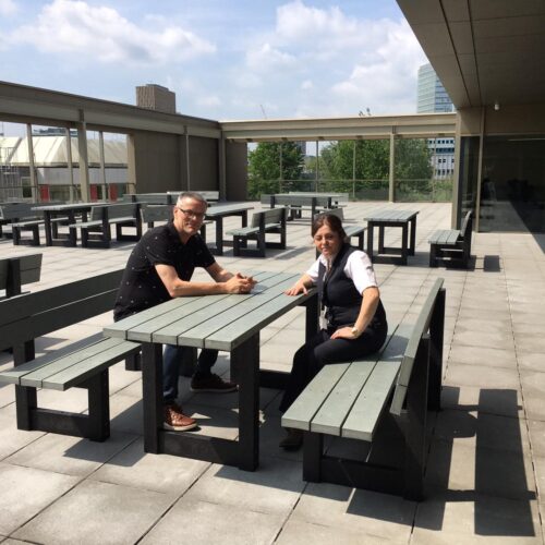 Kunststof Picknicktafel London 37 Geen onderhoud, rotvrij en fraai om te zien. Afgebeeld in grijs-zwart. Deze picknickset is ook in diverse andere kleuren leverbaar.