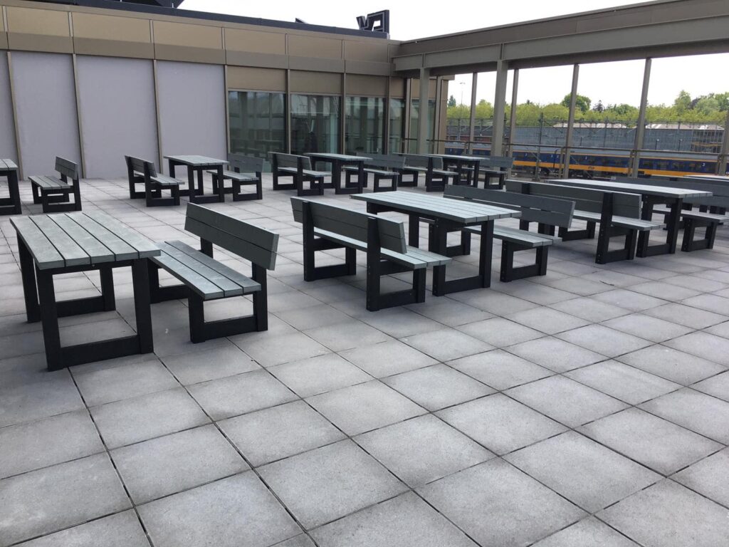 Brandveilige bankjes en parkbanken bij woongebouwen: wat zegt het Bbl? 5 Parkbank model Bonn, ook met picknicktafel leverbaar. Nog een afbeelding van 10 geleverde en gemonteerde picknicksets op het dakterras in Eindhoven. Geen onderhoud en grafittiproof. Parkbanken van Govaplast gaan jarenlang onbezorgd mee
