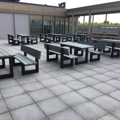 Kunststof parkbank model London 16 Parkbank model Bonn, ook met picknicktafel leverbaar. Nog een afbeelding van 10 geleverde en gemonteerde picknicksets op het dakterras in Eindhoven. Geen onderhoud en grafittiproof. Parkbanken van Govaplast gaan jarenlang onbezorgd mee