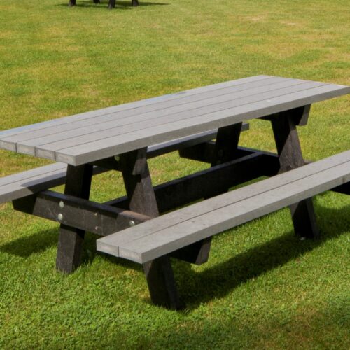 Picknicksets met extra breed blad. De royale uitvoering van deze massieve picknickset voor de openbare en semi-openbare ruimte. Afgebeeld in een fraaie bi-color uitvoering.