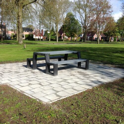 KUnststof Picknicktafel Matrix 30 Picknicktafel Matrix, een aanwinst voor iedere buitenruimte. Deze picknickset staat aan de Raadhuisstraat op de picknickplaats in Blijham.