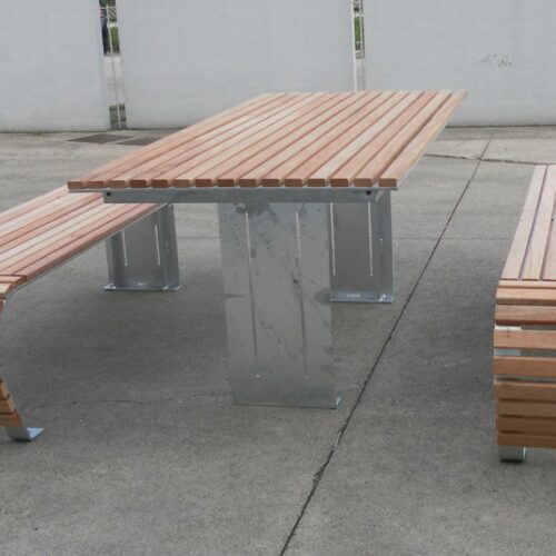 Picknicktafel Contour 15 Picknicksets contour. Voor de afwerking van de verzinkte ijzerdelen van deze picknicktafels en picknickbanken kunt u kiezen uit een ruim assortiment ral kleuren.