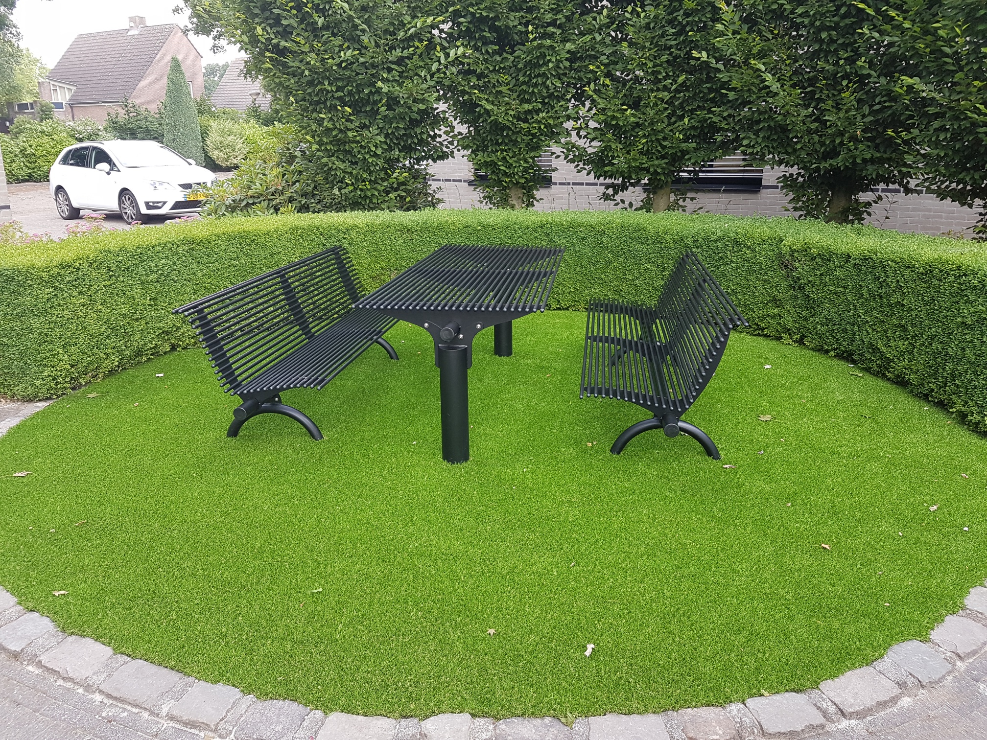 Picknickset model Rest 2 Picknickset model Rest, uitgevoerd met parkbanken model Rest met rugleuning. Design parkmeubilair op zijn mooist!