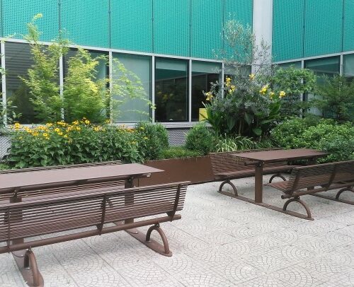 Picknickset model Rest 19 Picknickset REST, op aanvraag ook met voetplaten leverbaar als op de afbeelding. Deze is gecoat in Corten kleur