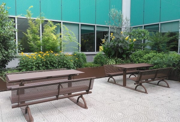 Picknickset model Rest 10 Picknickset REST, op aanvraag ook met voetplaten leverbaar als op de afbeelding. Deze is gecoat in Corten kleur