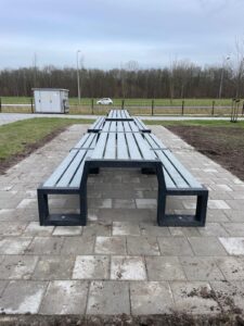 Massief kunststof picknicksets in openbare ruimte van het merk Govaplast