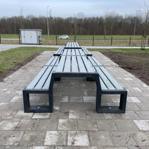 KUnststof Picknicktafel Matrix 40 Massief kunststof picknicksets in openbare ruimte van het merk Govaplast